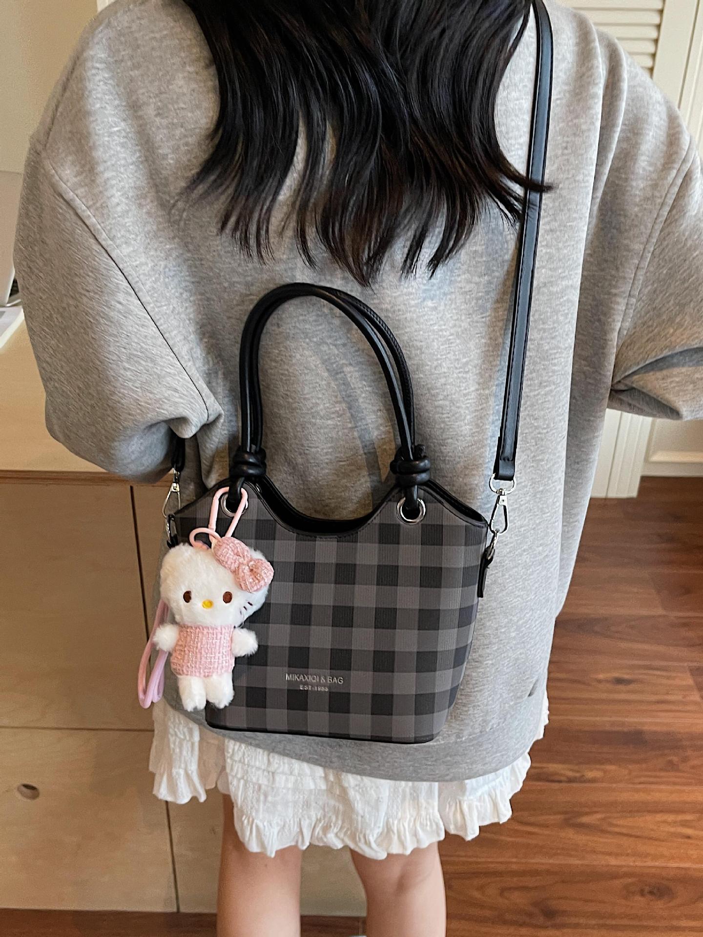 Bolsa de cubo de nicho a cuadrillas 2025, nuevo bolso de mano transfronterizo versátil de alta calidad, mochila de hombro de moda