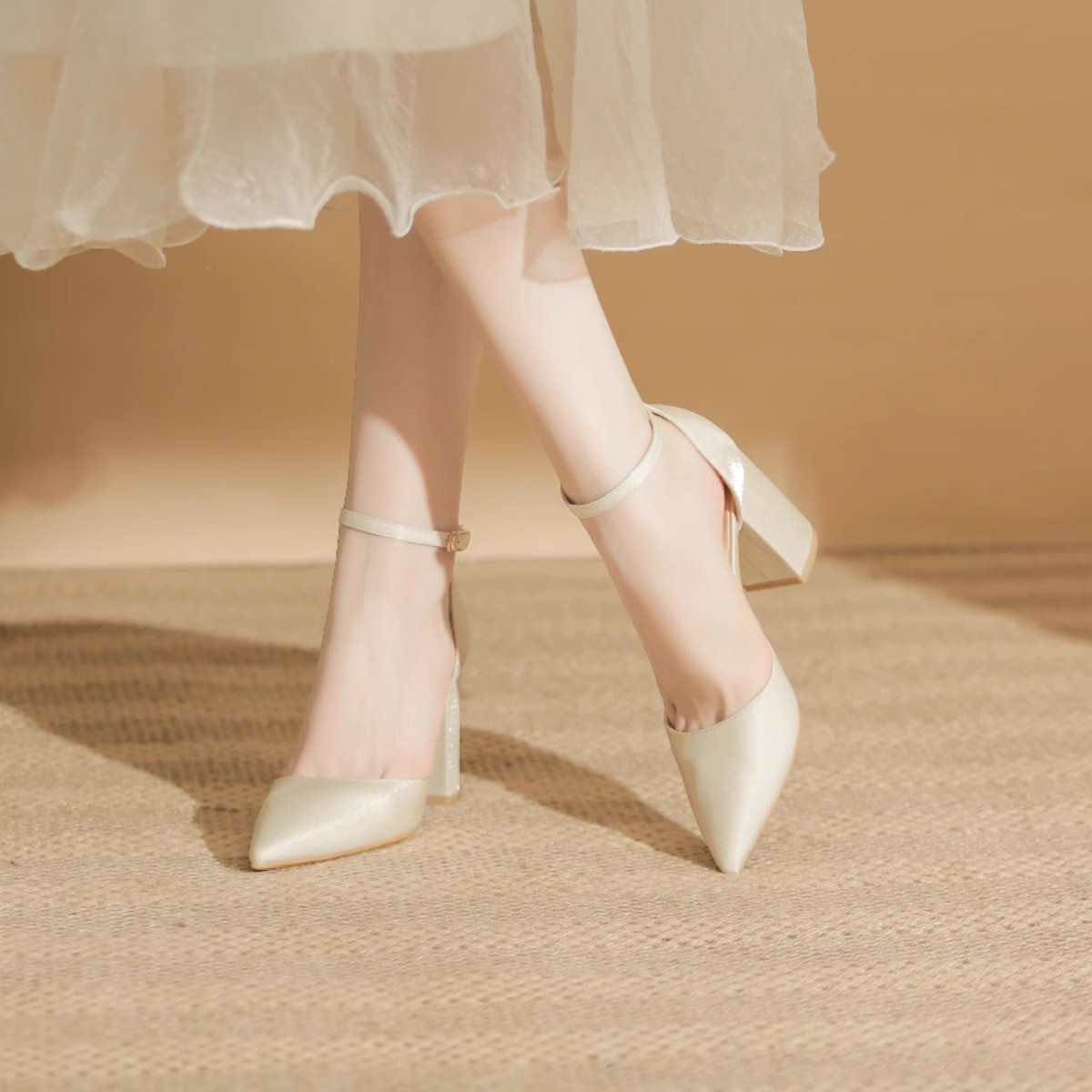 2026 nuevos zapatos de tacones altos puntiagudos de tacones gruesos con cuero huecos zapatos de un solo cuello ligero zapatos de color desnudo