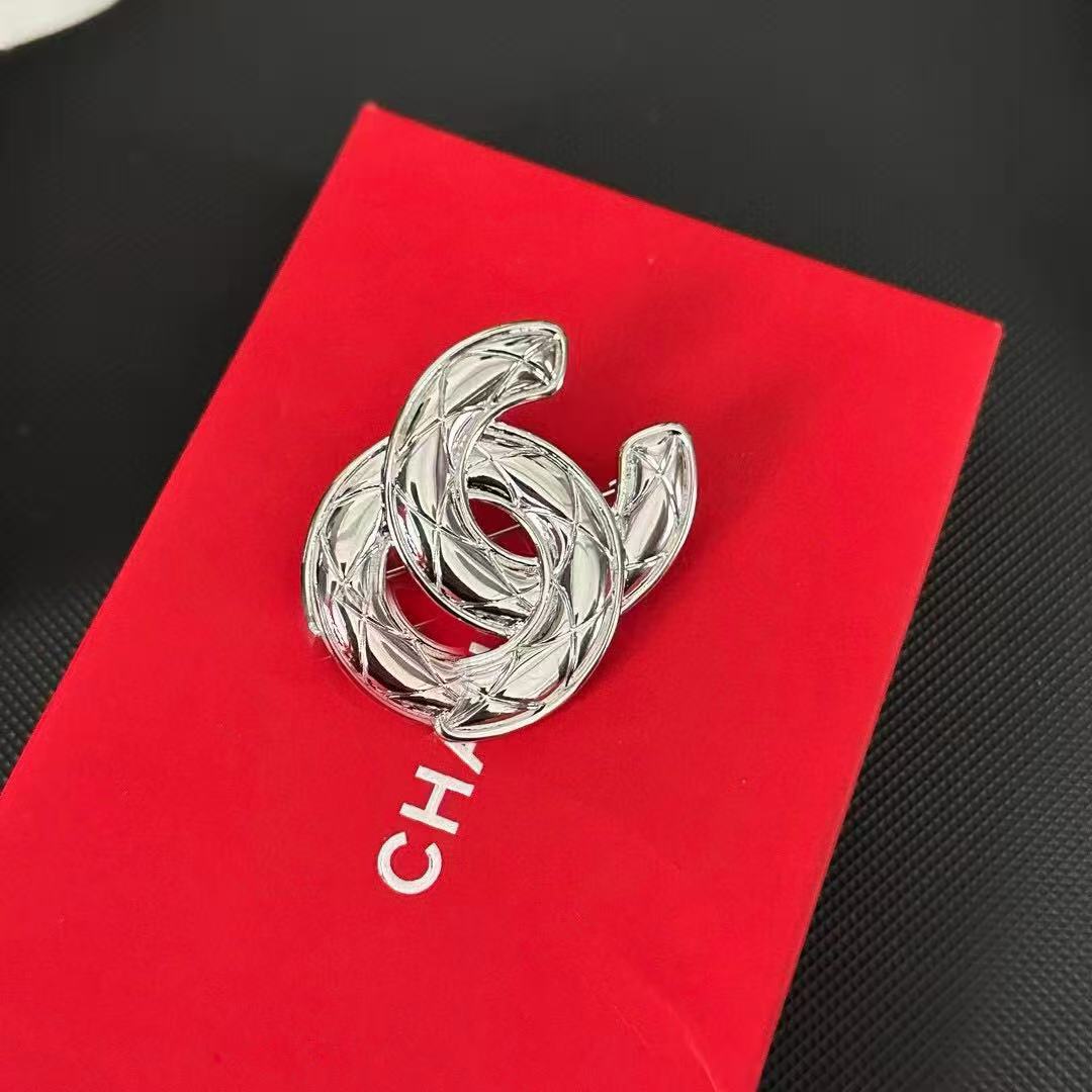 Classic Chanel-Style High-End Gold-Plated Brooch, Fashionable Retro Star Ocean Personality Trend, Sweet and Cool Heart Design