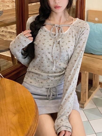 純粋な欲望のギャルの長袖のtシャツの女性の花のシャツは身を修めてやせていることを現します。|undefined