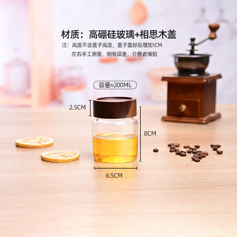 蜂蜜を入れて瓶を分けて専用の食品級の高ホウ素シリコンを詰めて缶を密封します。|undefined