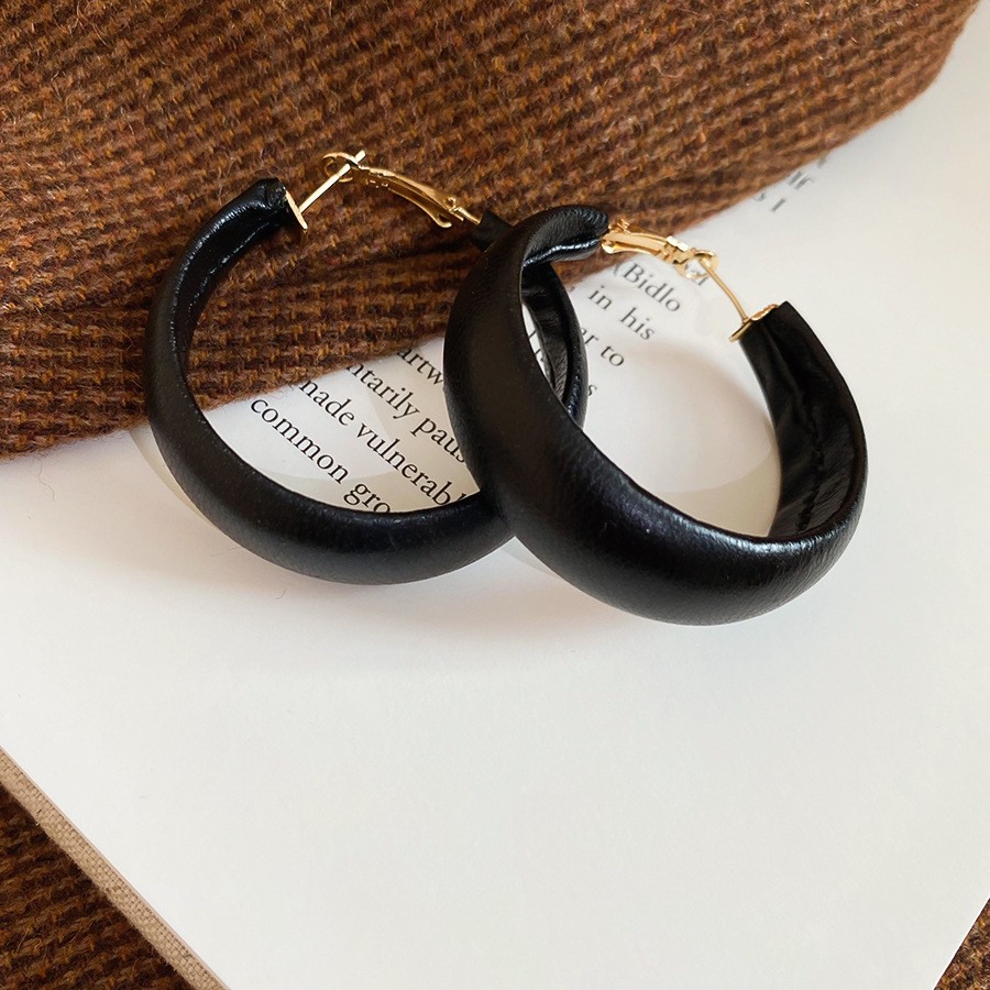 Pendientes geométricos con pliegues irregulares con cuentas de vidrio con aguja de plata Pendientes de alta calidad de temperamento negro Pendientes ligeros de lujo