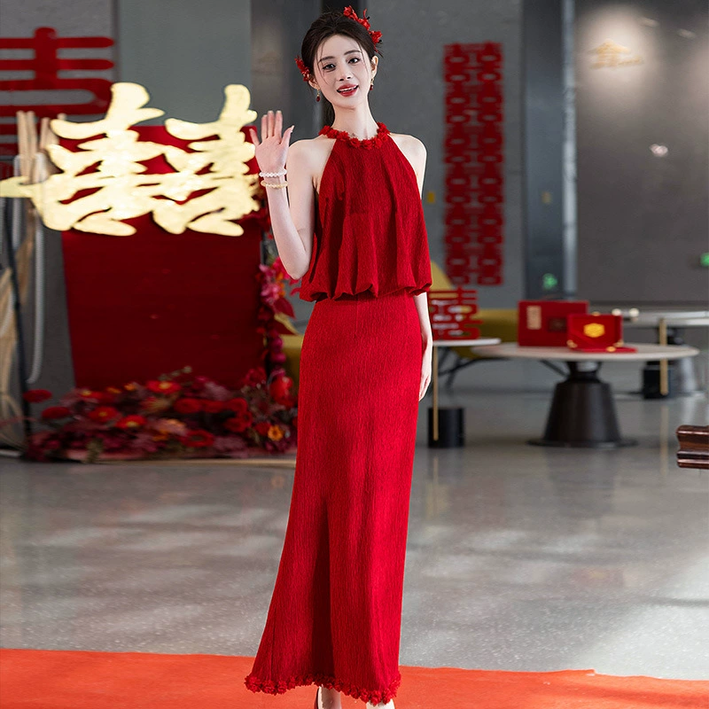 Новое китайское свадебное платье с воротником-халтер, модель 2026 года, с ощущением роскоши, элегантное и стройнящее красное платье для свадебной церемонии.