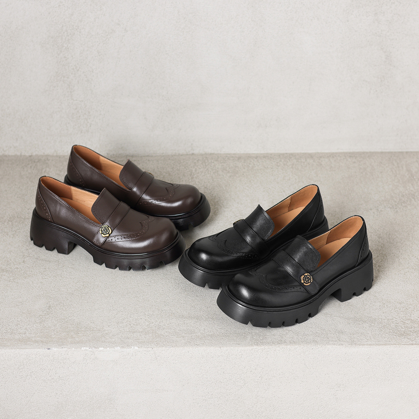 Giày loafer nữ đế xuồng phong cách Anh cổ điển, mũi tròn, gót cao nhỏ, họa tiết hoa sơn trà — màu nâu chi tiết 3