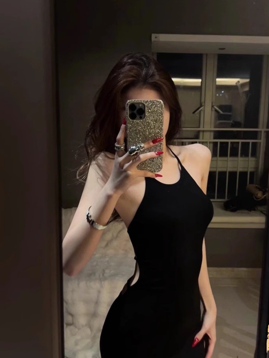 高冷御姐黑色露背挂脖连衣裙女夏季高级感小妈风收腰包臀鱼尾长裙