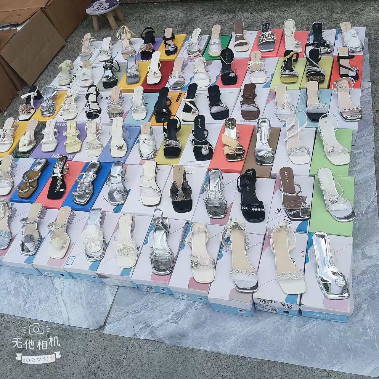 2025 nuevas zapatillas de tacón grueso francés para mujeres de verano con un dedo de diamante de hadas con faldas sandalias de comercio exterior