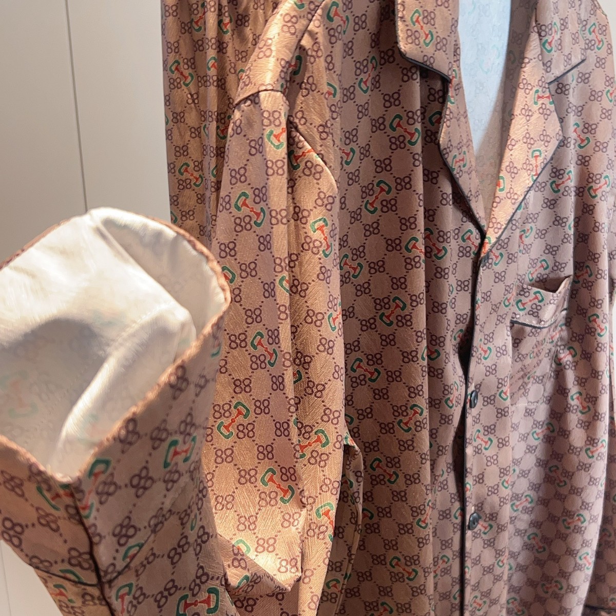 큰 브랜드 잠옷 남자 아이스 실크 옷깃 카디건 긴 소매 봄과 가을 간단한 캐주얼 여름 실크 시즌 홈 의류 세트