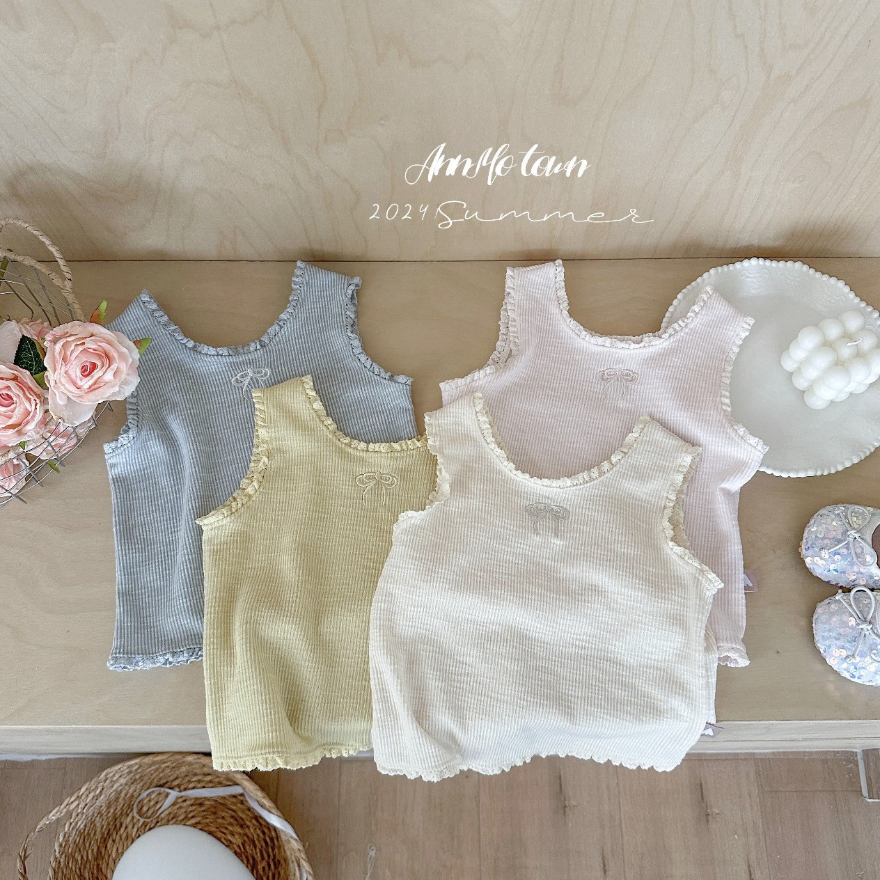 Chaleco pequeño con orejas de madera bordadas para niñas