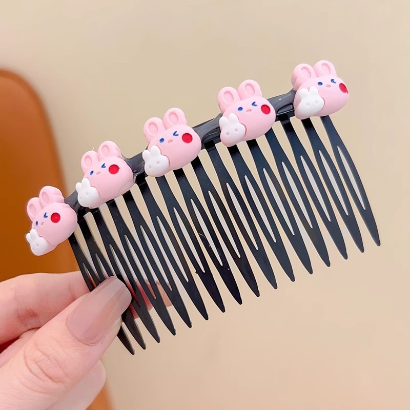 Hermosos niños tirando del cabello de la cabeza de la niña peinada de cabello de la parte posterior de la frente peinada peinada de cabello toque