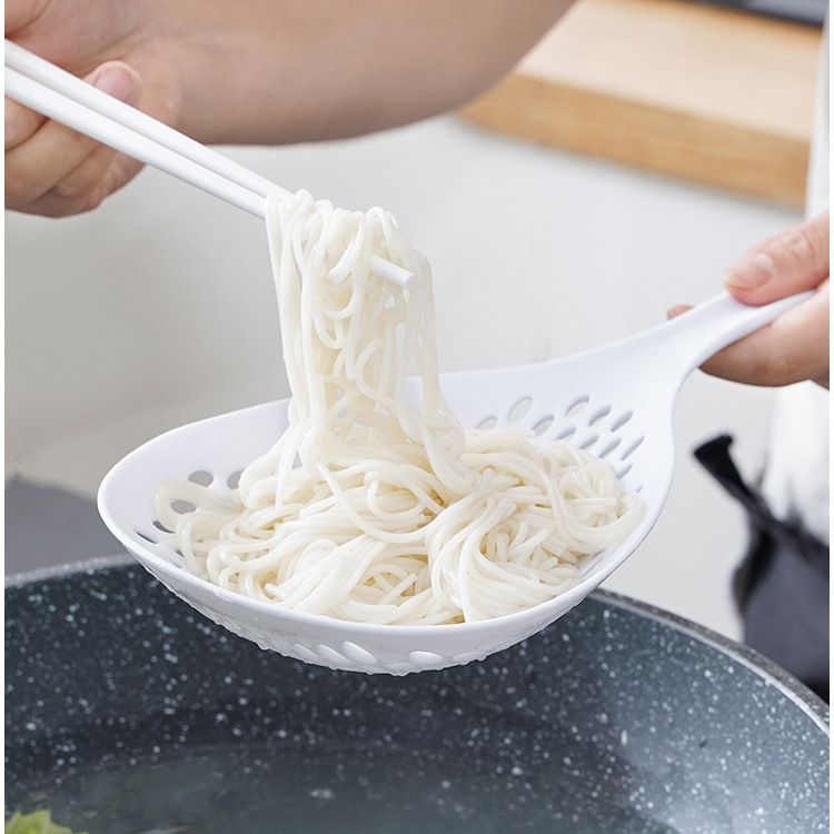 Cuchara grande de cocina doméstica para pescar fideos resistente a altas temperaturas no dañando olla para pescar fideos, pescar verduras y pescar饺os en un artefacto multipropósito image 4