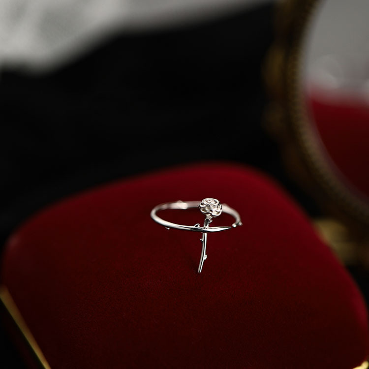 Minimalistische verstelbare ring met rozenbloem_voghion.com