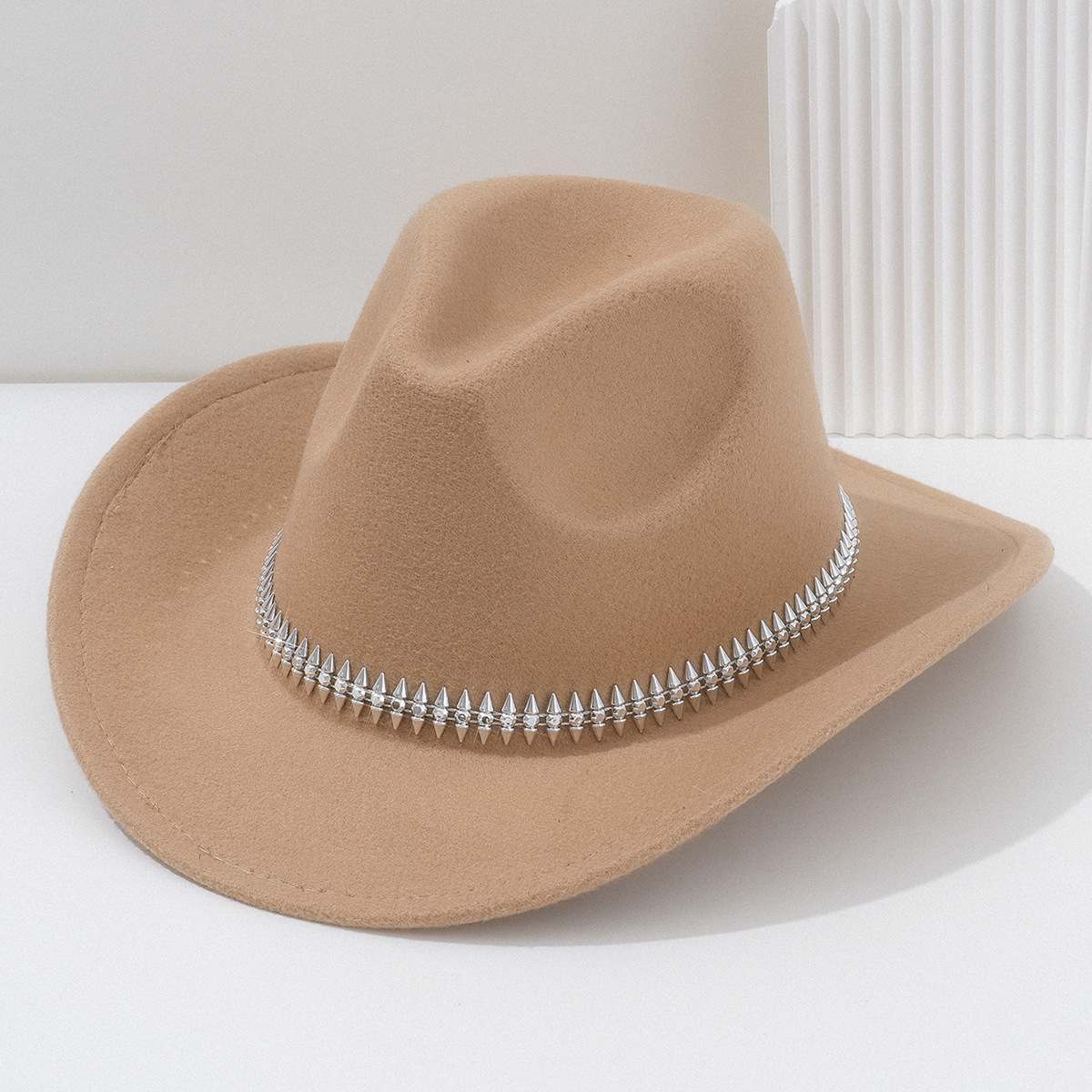 Cappello da cowboy in feltro bianco da donna con borchie a spina di pesce, accessorio trendy per feste, spettacoli di moto e fotografia._voghion.com