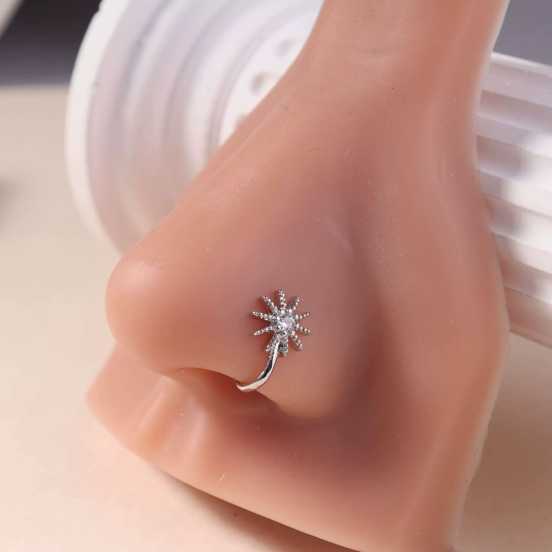 Медный инкрустированный циркон U-образный зажим для носа простой модный подсолнух формы без перфорированного носового кольца 18K золотой женщины