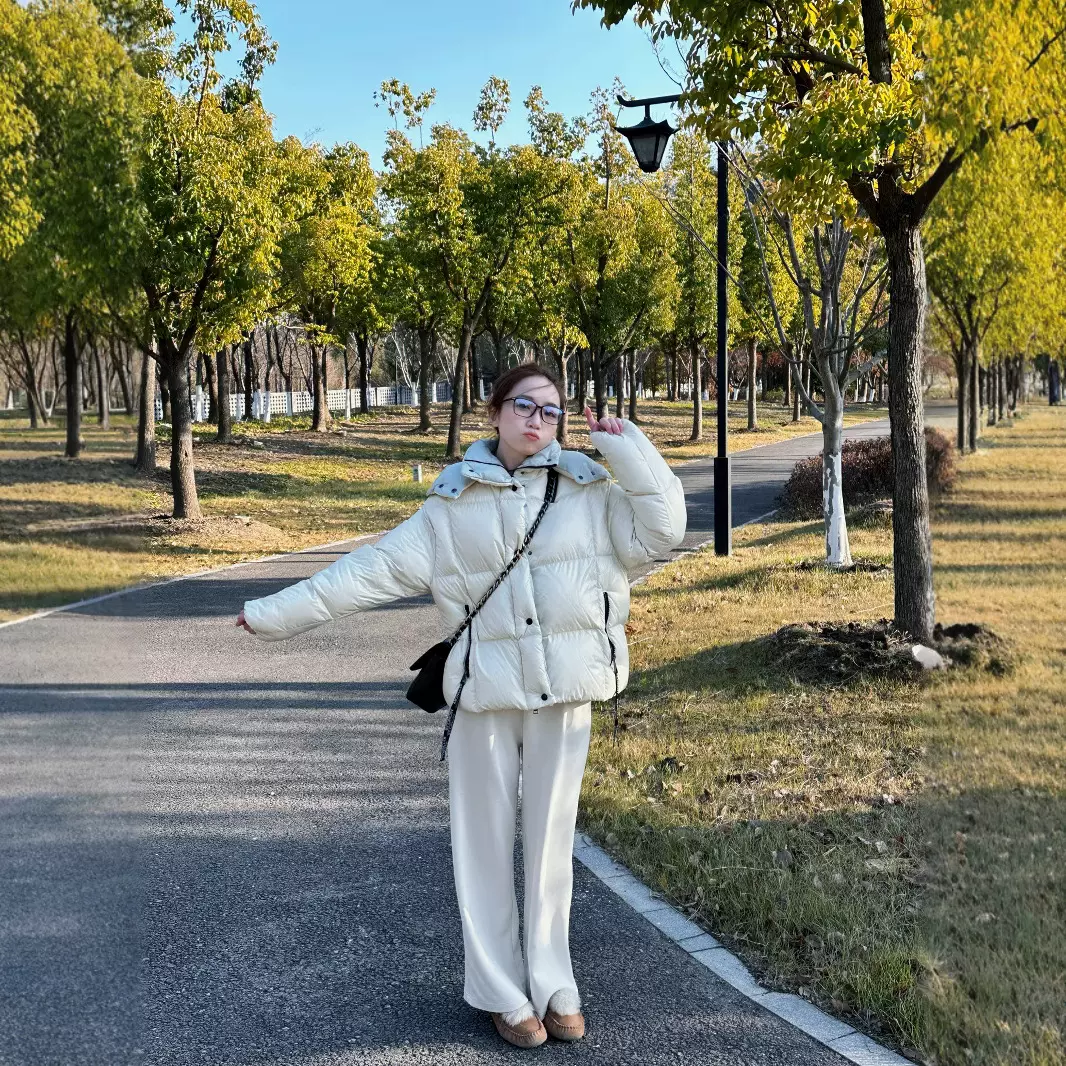 25款秋冬新款拼色女士羽绒服 短款连帽高蓬松 时尚休闲外套