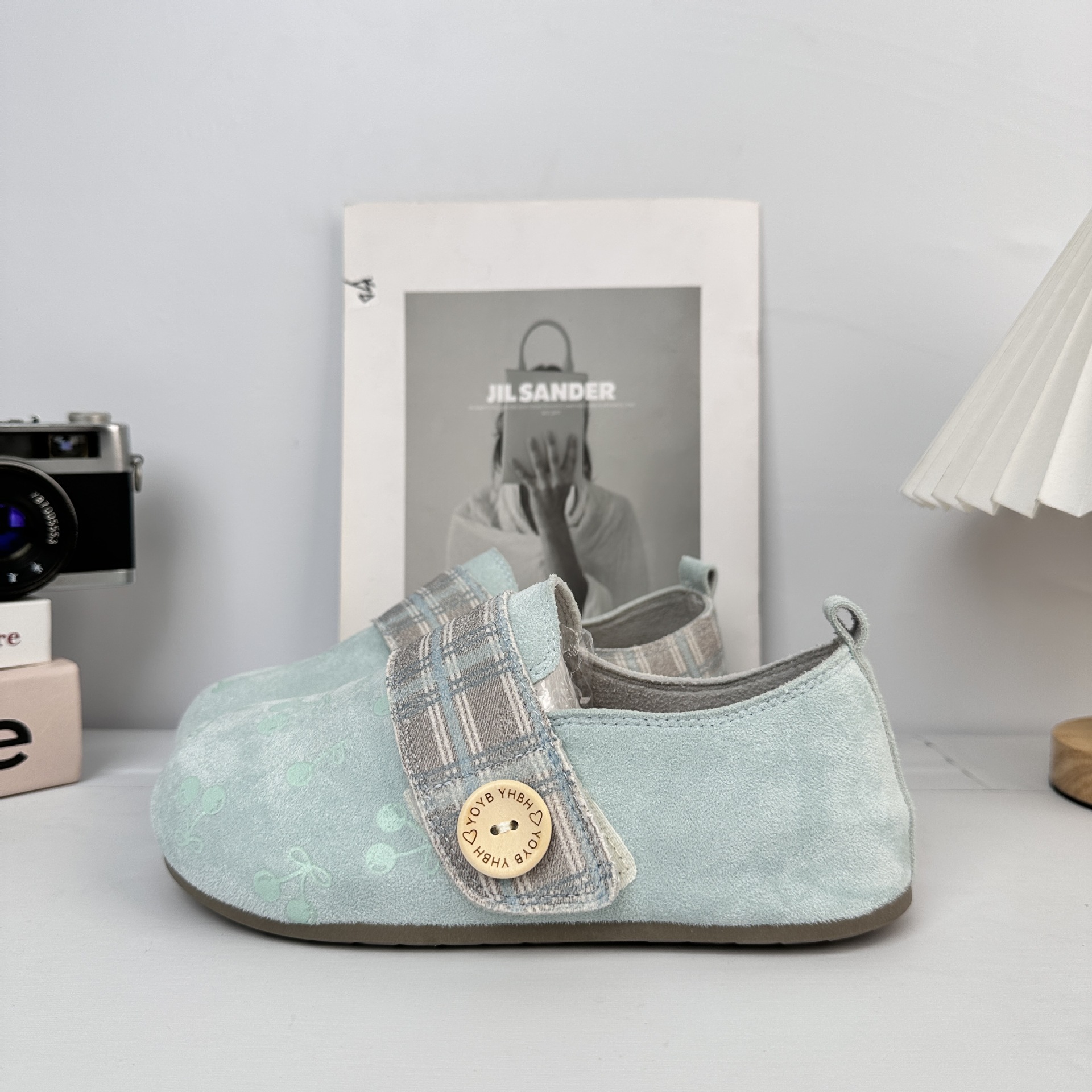 Far Bo Bo Ken zapatos para mujeres 2025 nuevo estilo explosivo con falda universal ligero con un pie zapatillas casuales planas