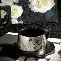 熱い販売のアンティークスタイルのライト高級チタンメッキセラミックコーヒーカップとソーサー、ファッショナブルでシンプル、軽い高級感、高見えするマグカップとソーサー