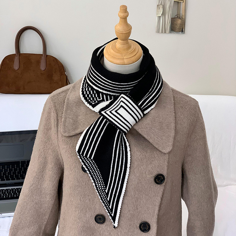 Bufandas de invierno para mujeres nuevas rayas clásicas en blanco y negro versátiles coreanas de decoración de cuello perezoso temperamento bufandas de cuello