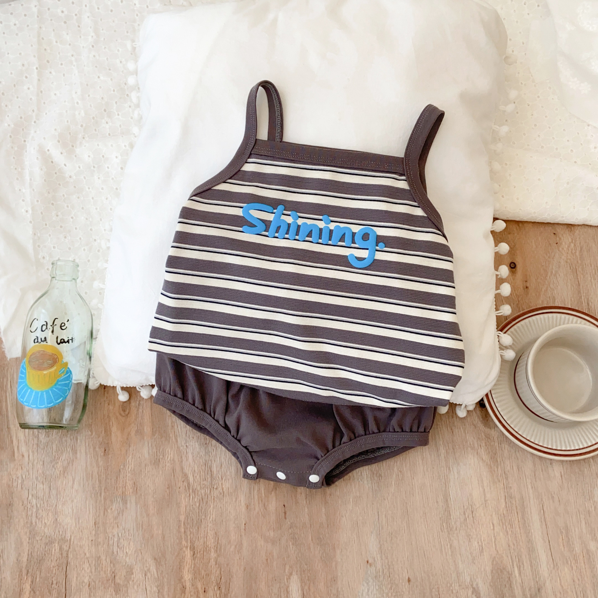 Ropa para niños coreanos, traje de bebé para niños, ropa de protección solar delgada de verano, camisola, pantalones cortos, traje de salida de tres piezas 1