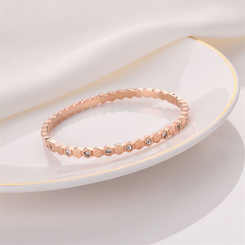 Pulsera de titanio y acero para mujer, diseño moderno y sencillo, pulsera de lujo que no se desvanece, venta al por mayor en stock.