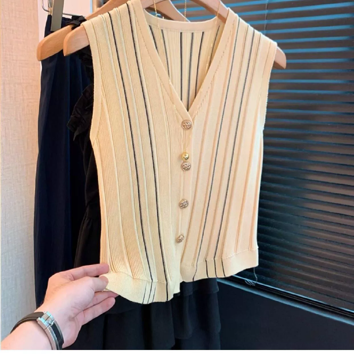 2025 новый летний стиль, элегантный и сексуальный полосатый жилет с v-образным вырезом, маленький топ, женский универсальный кардиган, верхняя одежда