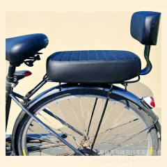 自転車の後ろの座布団は背もたれ付きのマウンテンバイクの人を乗せた後の座布団を厚くして、子供用シートのバスが高くなった後の席です。