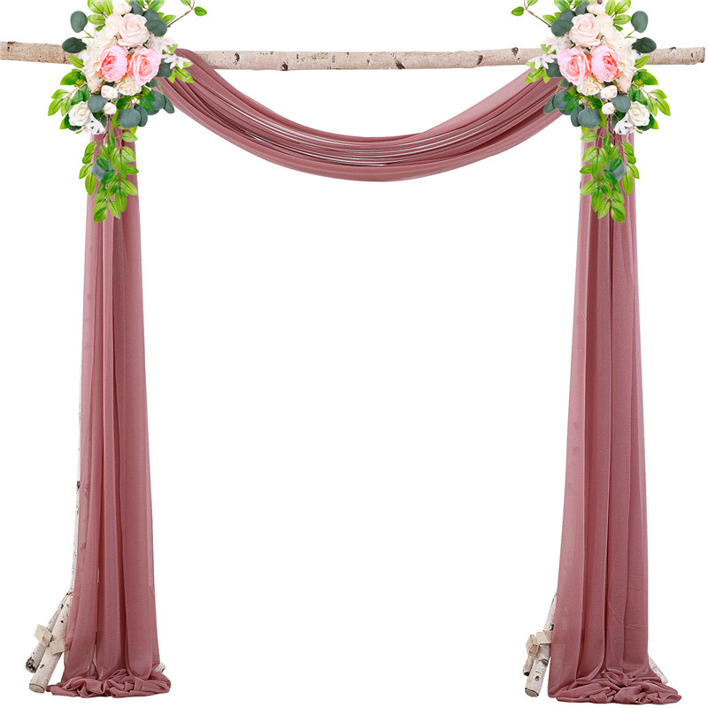 カーテンは欧米の結婚式のアーチで飾られています。|undefined
