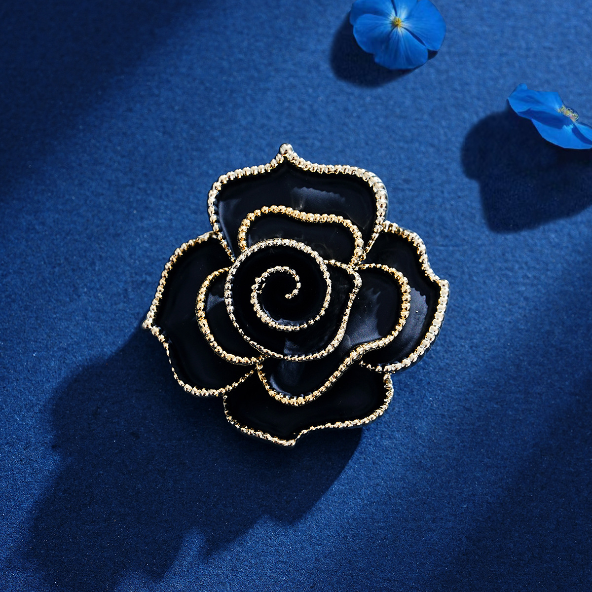 Broche camélia en émail haut de gamme, accessoire sophistiqué et unique de style Chanel, ornée d'une rose noire._voghion.com