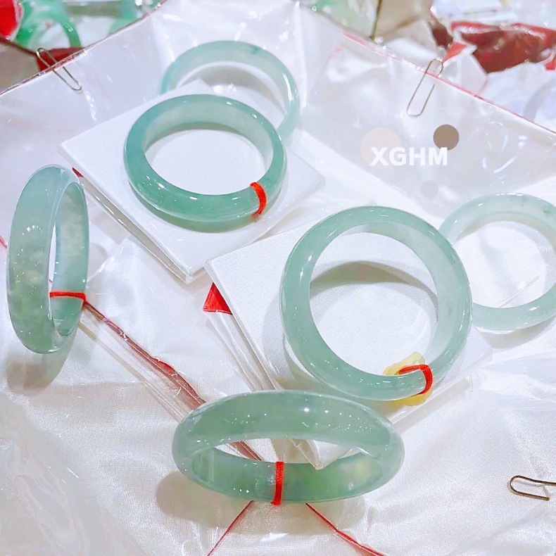Vòng tay ngọc bích tự nhiên chính hãng màu xanh nhạt phong thủy chi tiết 4