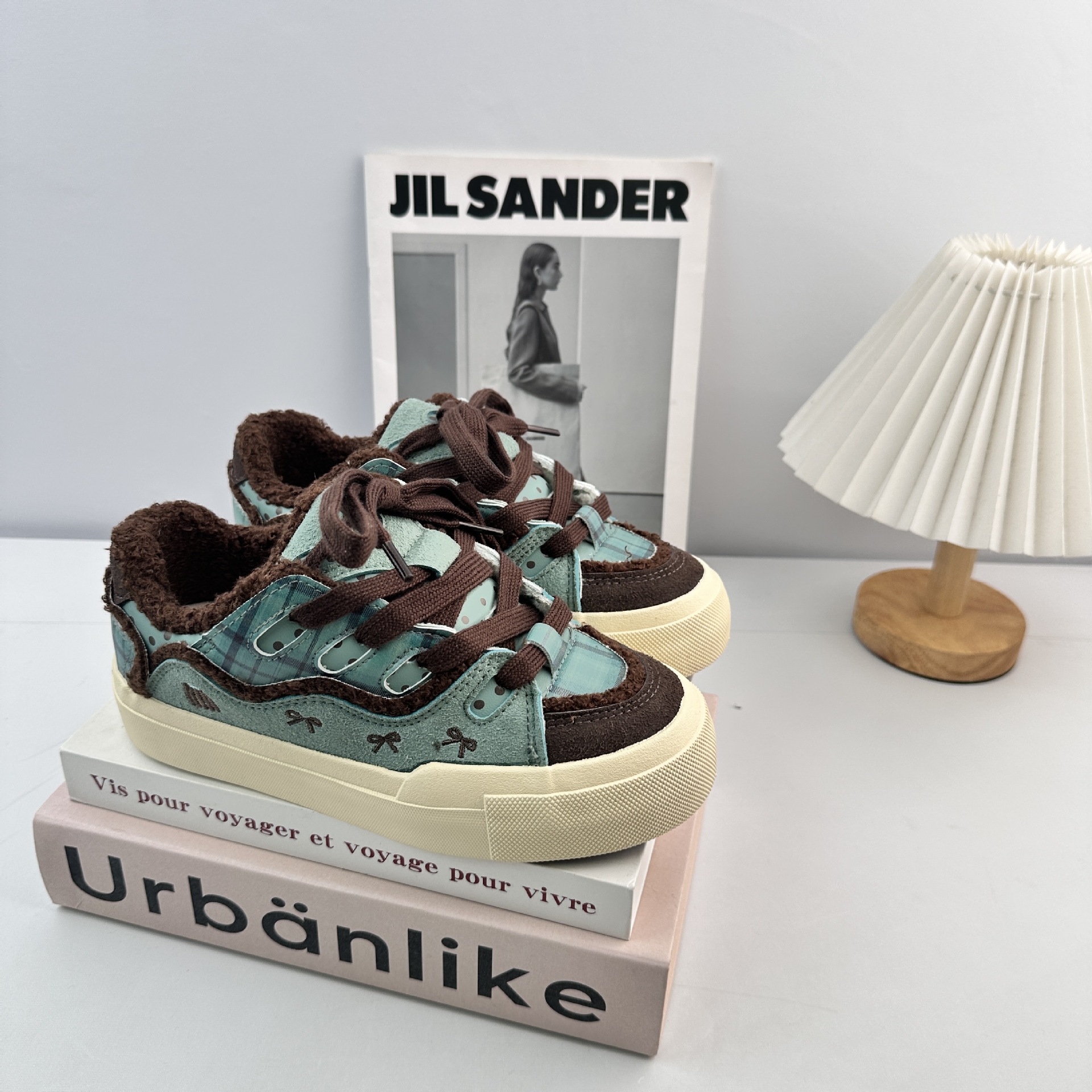Yuanbo coreano zapatos de skate casuales para mujeres 2025 invierno nuevo estilo de terciopelo universal zapatos deportivos chique zapatos blancos