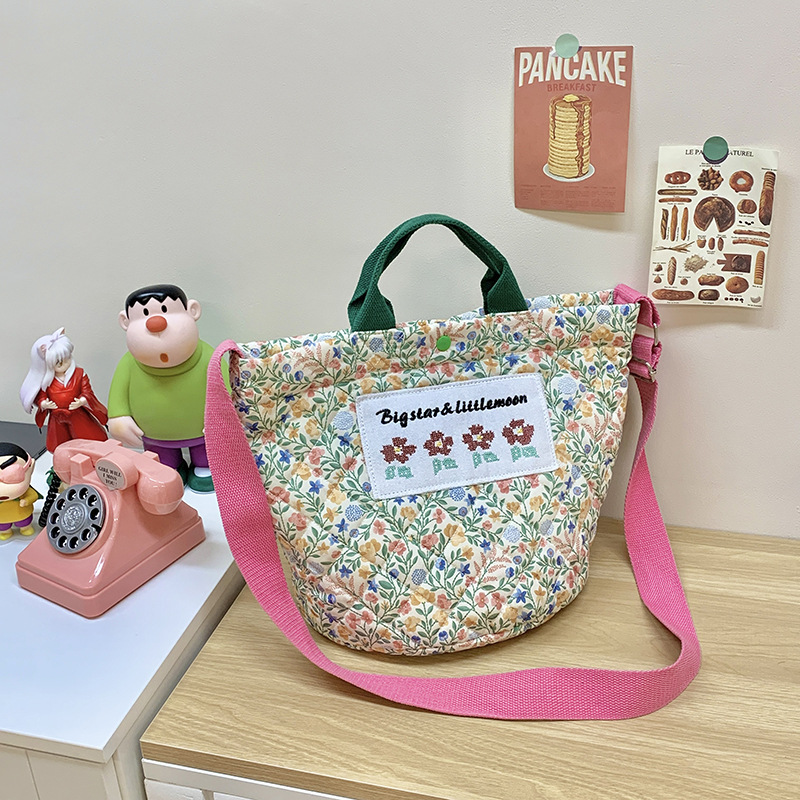 Otoño y invierno nuevo tipo de bolso de hombro para niños y niñas, pequeño bolso de algodón fresco, nuevo tipo de bolso de gran capacidad para niños.