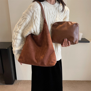 Frosted retro bag women's large capacity 2023 new autumn and winter all-match shoulder bag this year popular child and mother bucket bag