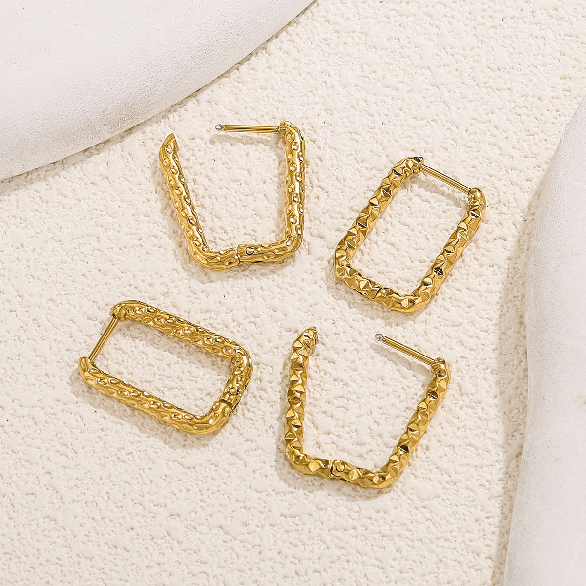 Estilo coreano nuevo estilo ins nicho rectángulo patrón de martillo irregular aretes de acero de titanio de personalidad de moda de alta gama