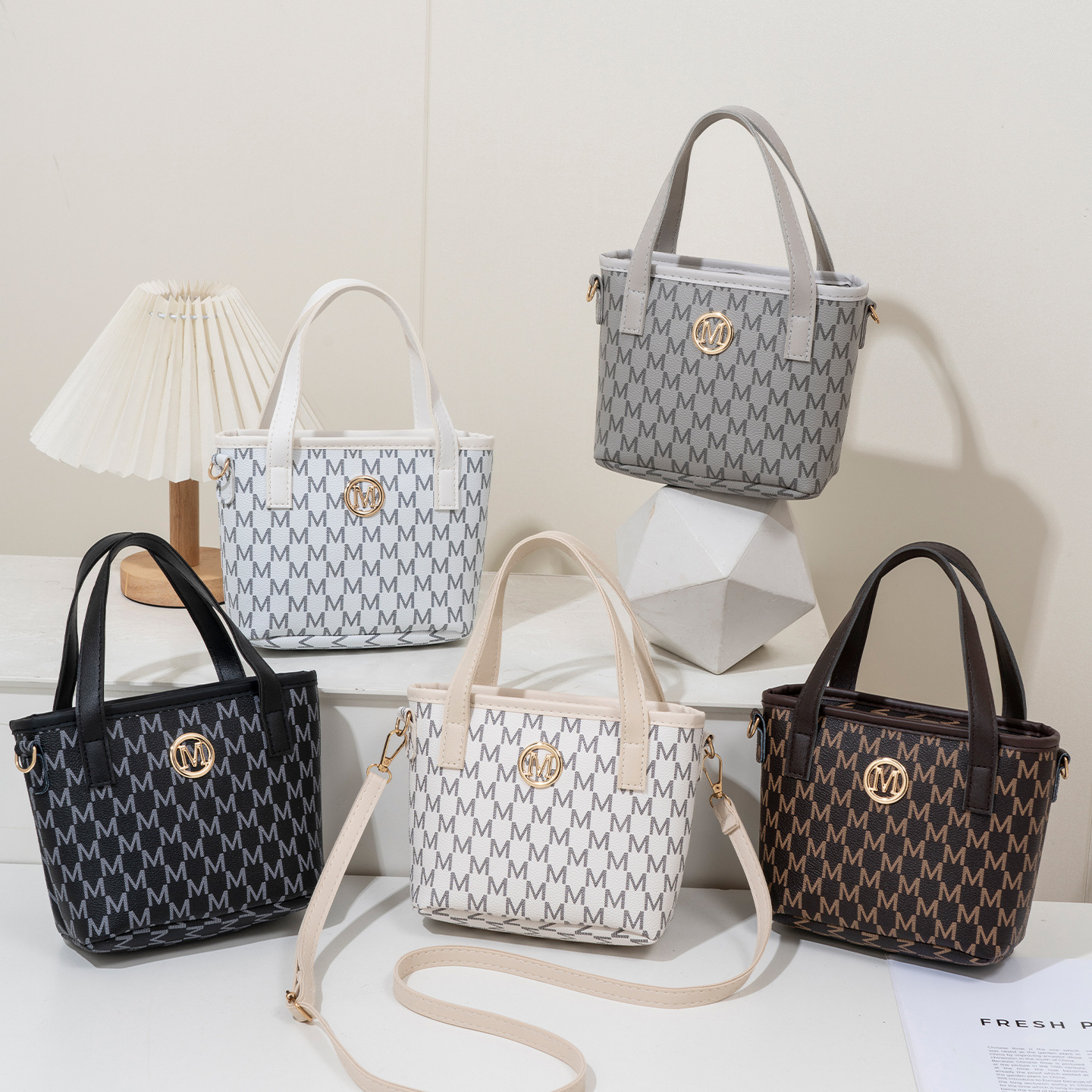 2025 new M-letter monogrammed handbag, a niche design for women, a small crossbody bag, a versatile tote bag for commuting