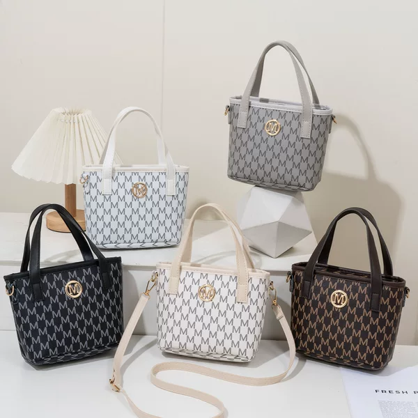 2025 new M-letter monogrammed handbag, a niche design for women, a small crossbody bag, a versatile tote bag for commuting