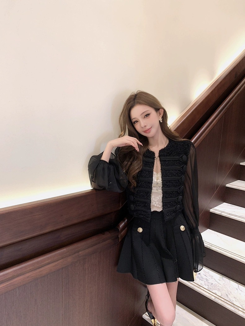 Retro suave oro pequeño viento fragante diseño de empalme negro sensación de malla cuerno manga corta chaqueta para mujeres otoño