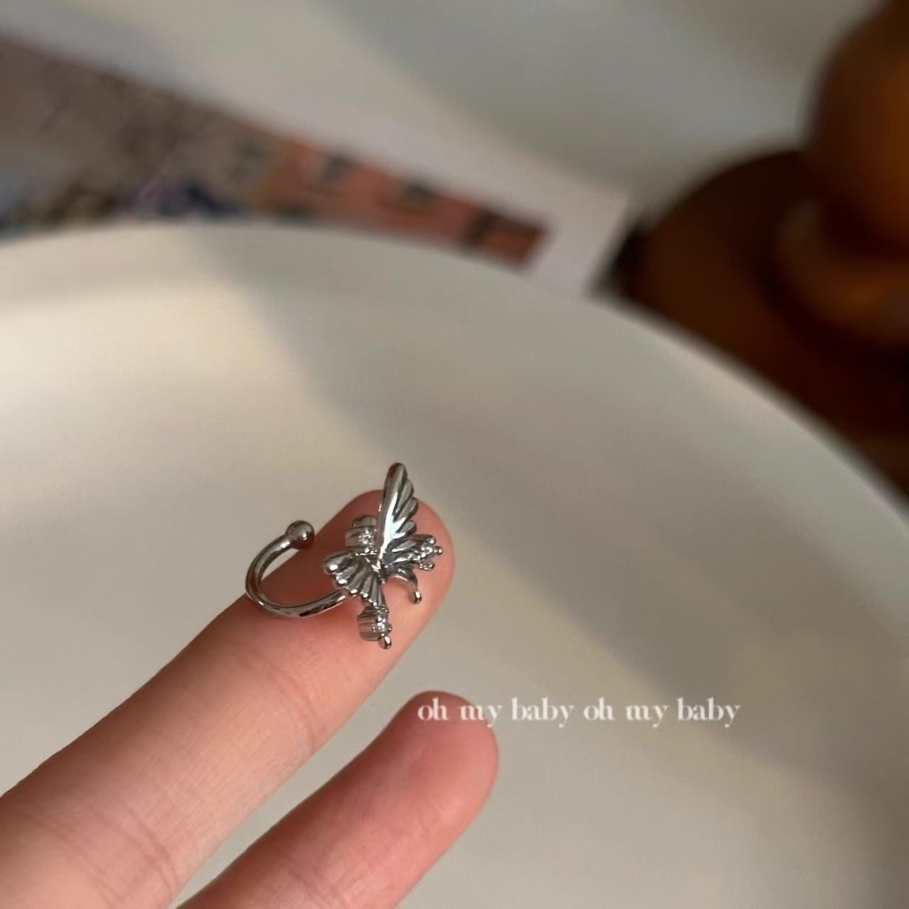 Brillo dulce simple brillo de diamante mariposa orejas de estilo femenino sin agujeros de orejas orejas de piedra delicada pequeña diaria pendientes versátiles