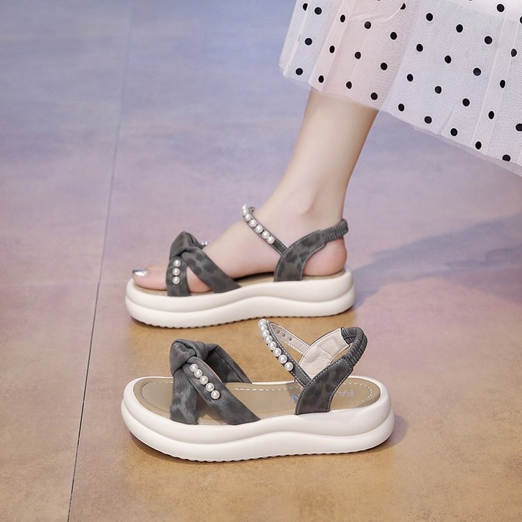 Verano francés para usar zapatillas frías mujeres 2026 nueva moda cruzada perla gruesa fondo una zapatilla de playa zapatillas frías
