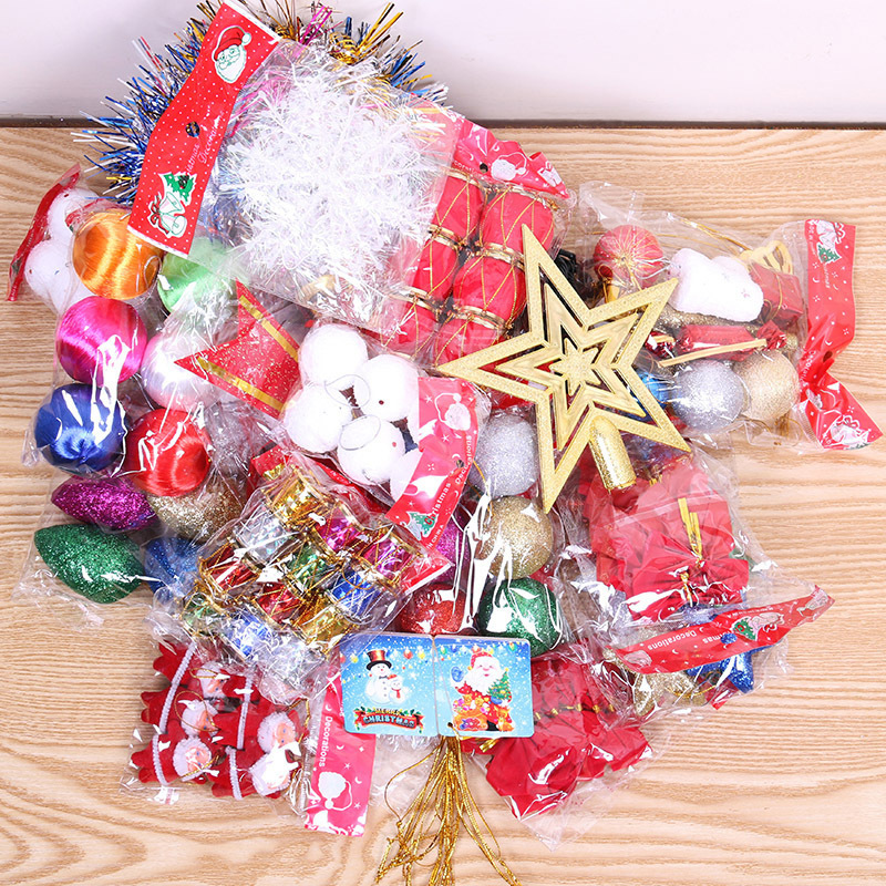クリスマスツリーのアクセサリーバッグがたくさんあります。|undefined