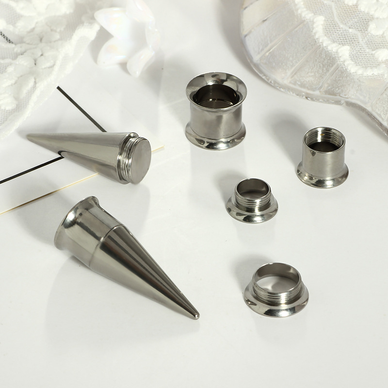 16G labret stud size and finish detail