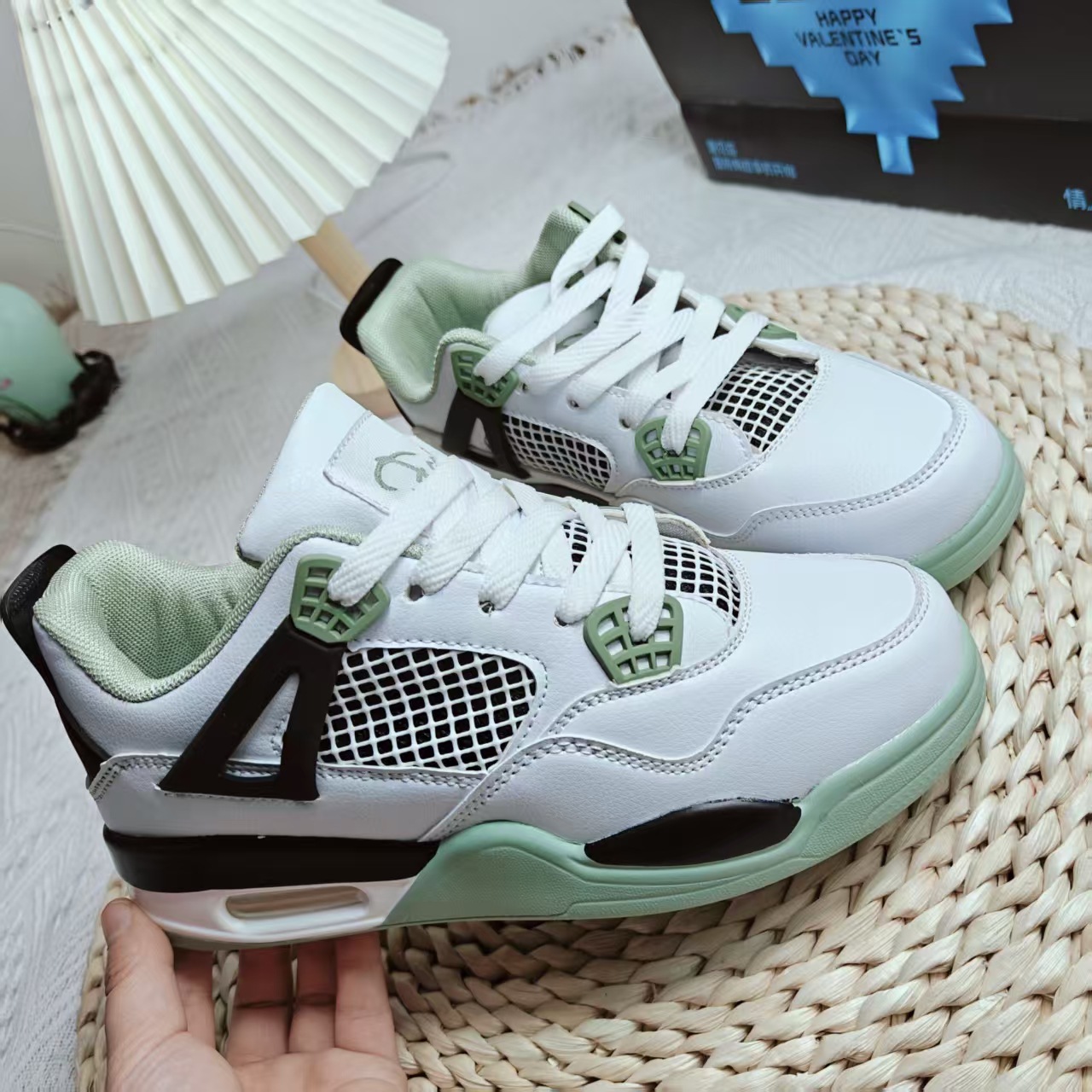 Chic Hong Kong Cojín de aire Zapatillas de baloncesto Hombres y mujeres Modelos de pareja Zapatos casuales de estudiante ligeros Madre eléctrica Huang Qiao 4 zapatos