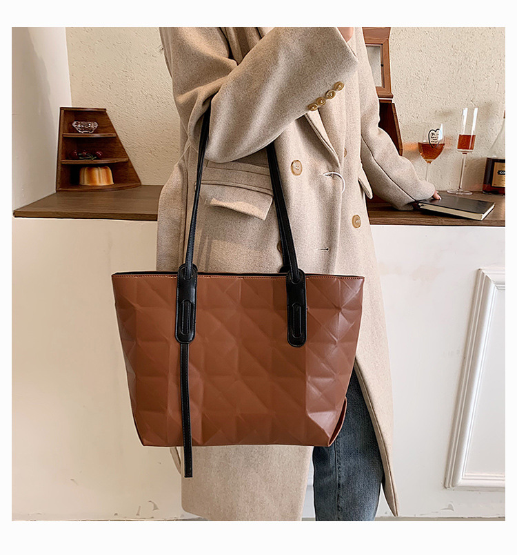 Large Bag Female Autumn And Winter Shoulder Female Bag Solid Color Rhombus Hand Bag display picture 3