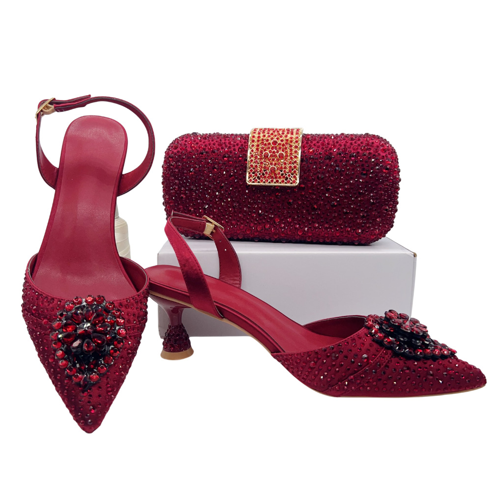 Selección estricta de zapatos de estilo italiano nuevos tacones delgados sandalias de bodas banquete de diamante puntuales zapatos de mujer