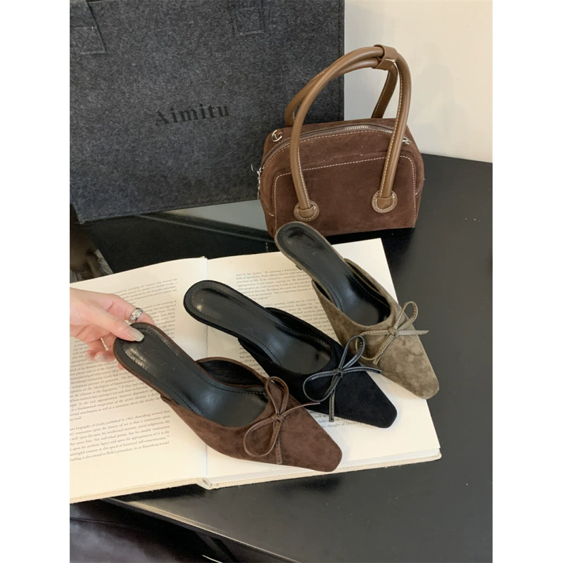 Ранняя весна 2025 новый замшевый каблучок с бантом ретро с тонкой каблукой маленький квадратный голова женщина полуперетаскивает женские сандалии Мюллера