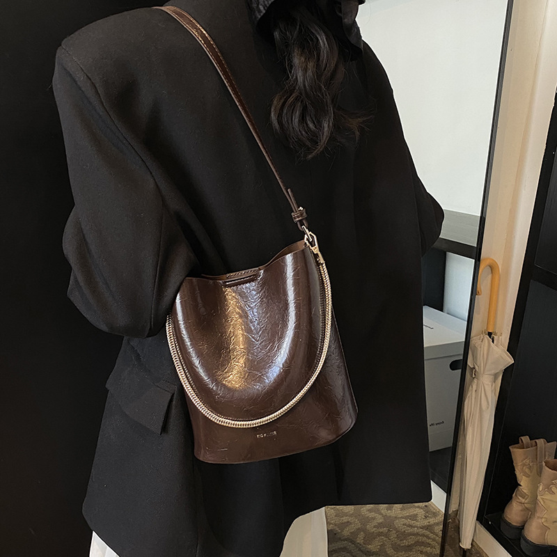 Alta sensación retrógrada de cera de cuero bolso de agua para mujeres 2024 nuevo nicho Zhong universal bolso de hombro de moda bolso de mochila