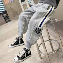 男の子パンツ、春秋スポーツパンツ、ストリートスウェットパンツ、クールでハンサムな衣装、中型および大型の子供用ハンサムなゆったりとしたレギンスパンツ、トレンディです。