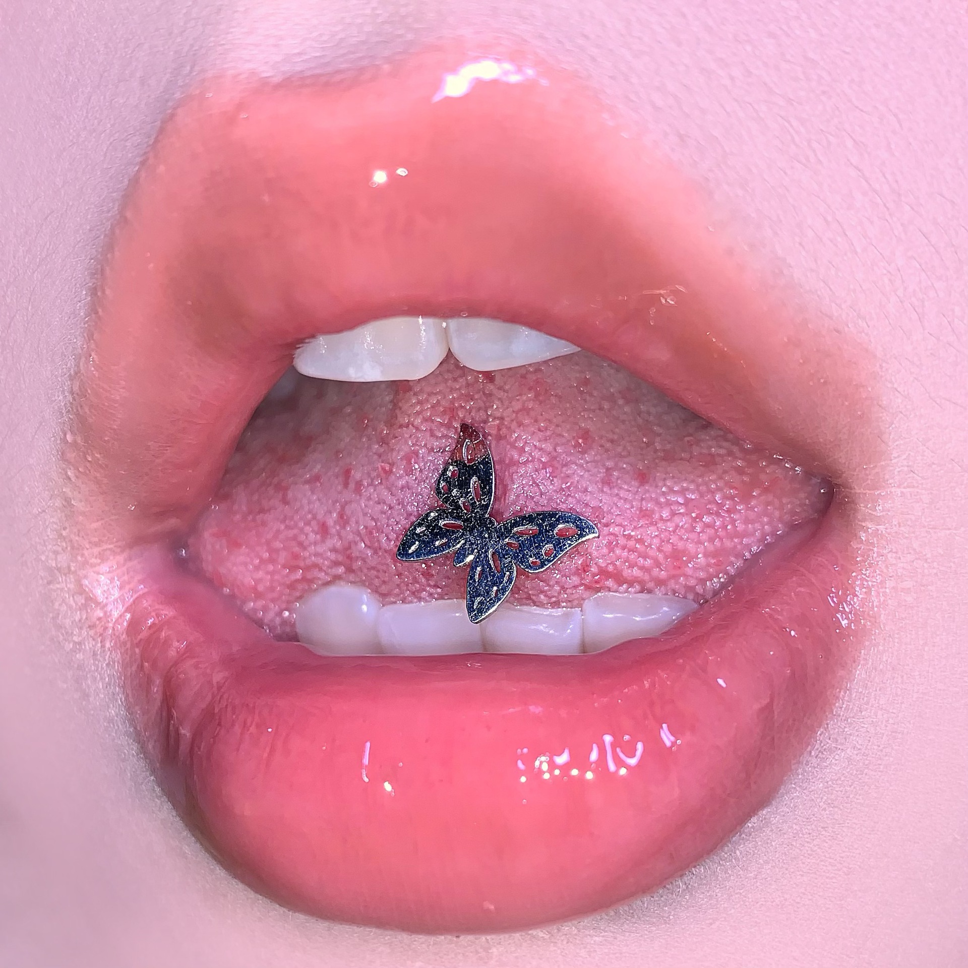 16G labret stud size and finish detail