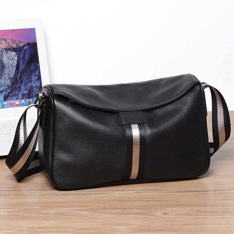Túi đeo chéo nam da bò mềm kiểu mới, túi đeo vai thời trang thể thao thường ngày 32×20×10 cm — Màu đen vân vải