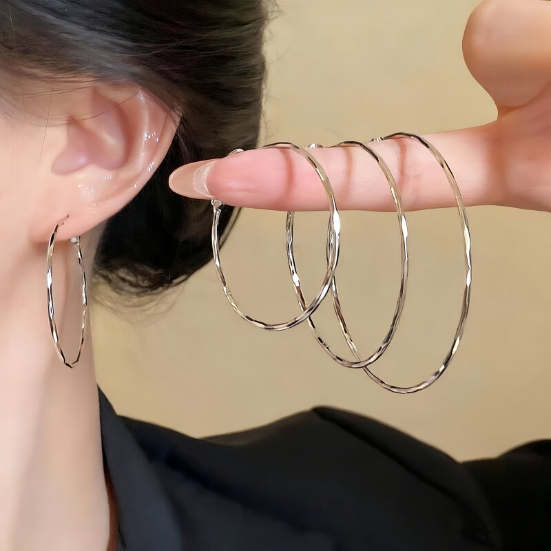 Minimalist silver fine glitter exaggerated plain hoop earrings for women, 2026 new popular model, high-end unique hoop earrings
