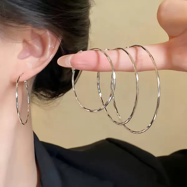Minimalist silver fine glitter exaggerated plain hoop earrings for women, 2026 new popular model, high-end unique hoop earrings