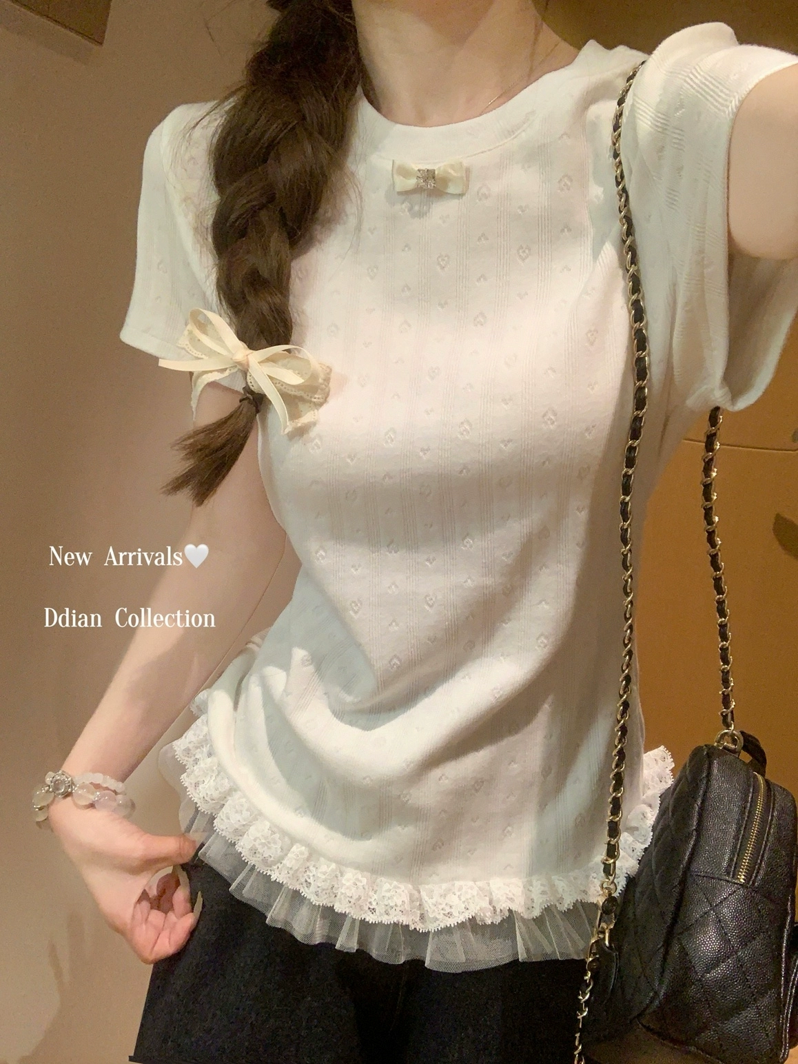 Мую с бантом и кружевной сшитой футболка с короткими рукавами